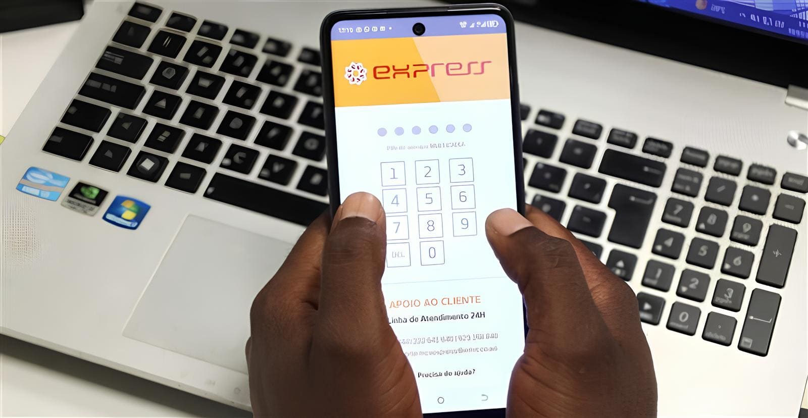 Negro pegando um telemovel com apk mcx aberto